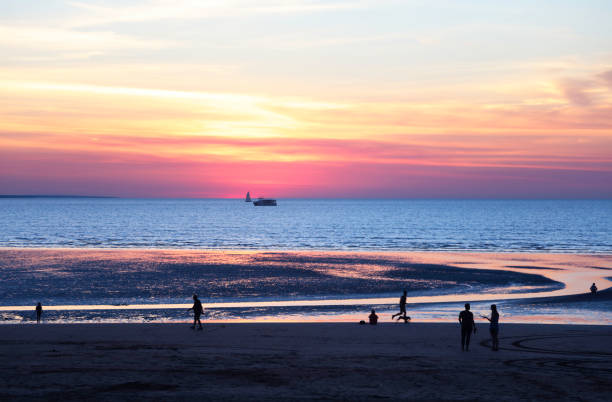 reflexionen nach sonnenuntergang am mindil beach - darwin northern territory australia sunset stock-fotos und bilder