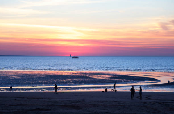 refleksje po zachodzie słońca na plaży mindil - darwin northern territory australia sunset zdjęcia i obrazy z banku zdjęć