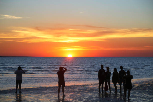 mindil beach - darwin northern territory australia sunset stock-fotos und bilder