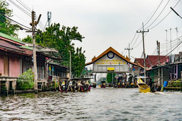 schwimmender markt, bangkok, thailand - stand up paddling stock-fotos und bilder