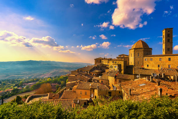 toscana, skyline della città di volterra, vista sulla chiesa e panoramica al tramonto. italia - toscana foto e immagini stock