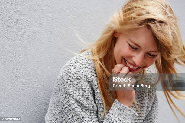 Junge Frau Lachen Stockfoto und mehr Bilder von Eine Frau allein - Eine Frau allein, Lachen, Glücklichsein