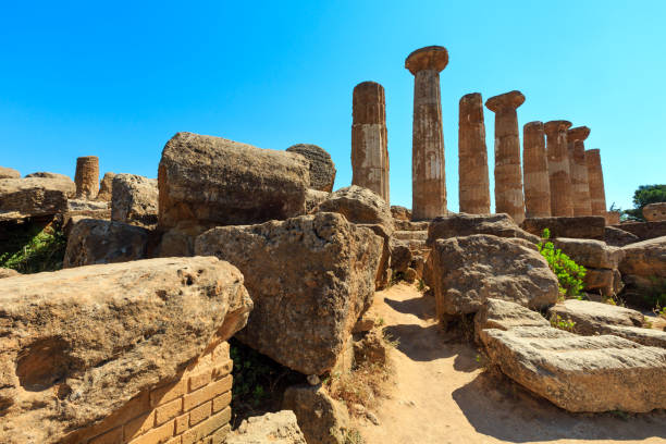 valle de los templos, agrigento, sicilia, italia - greek culture agrigento landscape colonnade fotografías e imágenes de stock