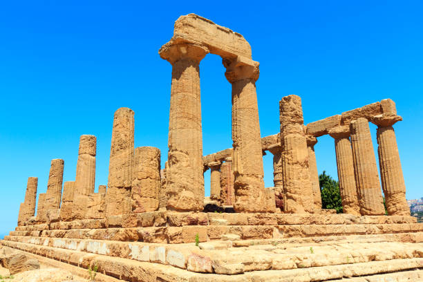 valle de los templos, agrigento, sicilia, italia - greek culture agrigento landscape colonnade fotografías e imágenes de stock