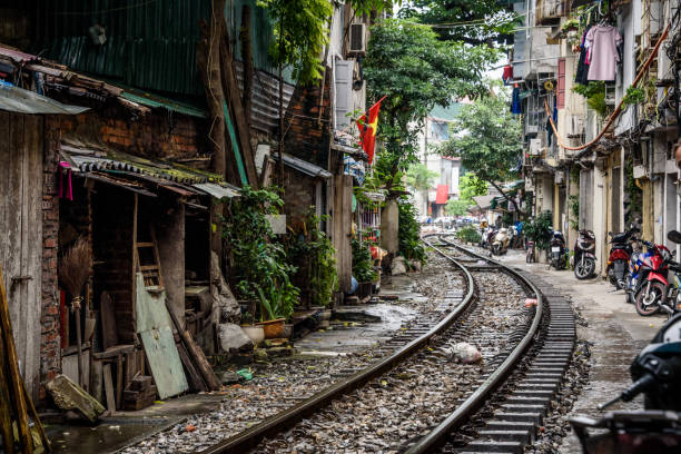 treinar a rua hanói vietnã - vietnam asia hanoi street - fotografias e filmes do acervo