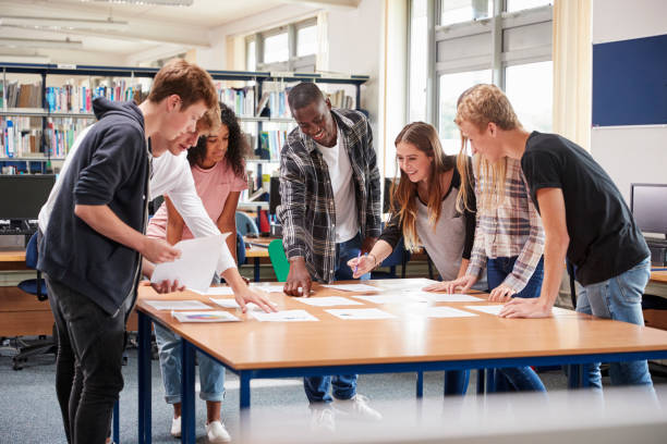 groupe d’étudiants collaborent sur le projet de bibliothèque - activité photos et images de collection