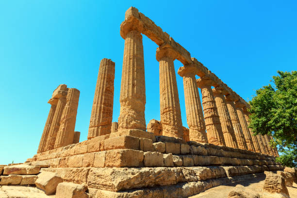 vale dos templos, agrigento, sicília, itália - greek culture agrigento landscape colonnade - fotografias e filmes do acervo