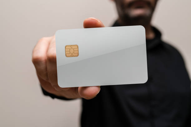 hombre que sostiene una tarjeta de crédito en blanco en las manos - template business business card holding fotografías e imágenes de stock