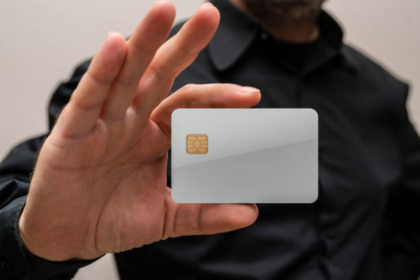 człowiek trzyma pustą kartę kredytową w rękach - template business business card holding zdjęcia i obrazy z banku zdjęć