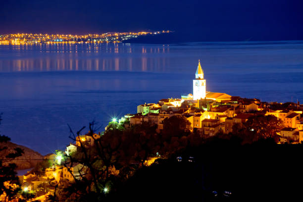 город врбник на острове крк вечерний вид, архипелаг кварнер залива хорватии - 4396 стоковые фото и изображения