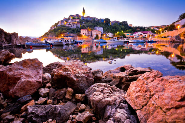 città di vrbnik vista del porto bagliore mattutino, isola di krk, arcipelago della baia del quarnero, croazia - krk foto e immagini stock