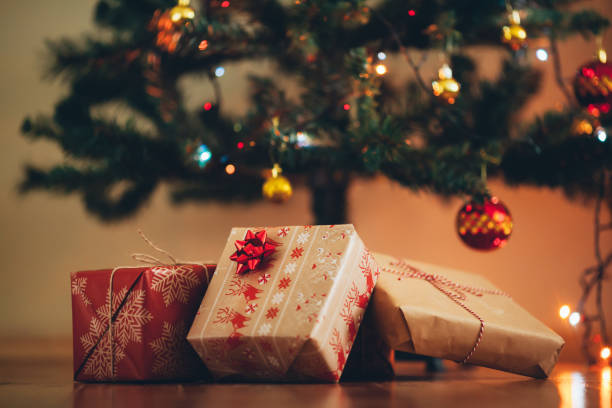 istock Christmas tree and holidays present on wooden flat 879008618