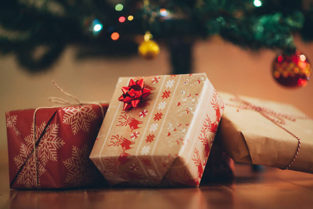 istock Christmas tree and holidays present on wooden flat 879008622