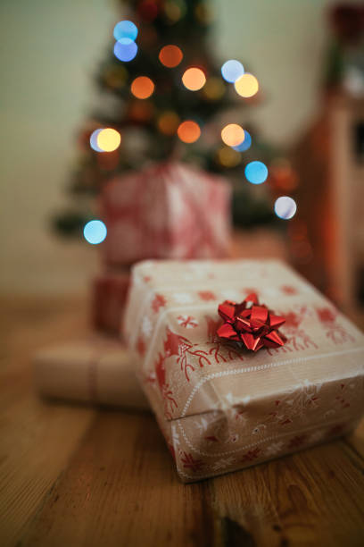 istock Christmas tree and holidays present on wooden flat 879011294