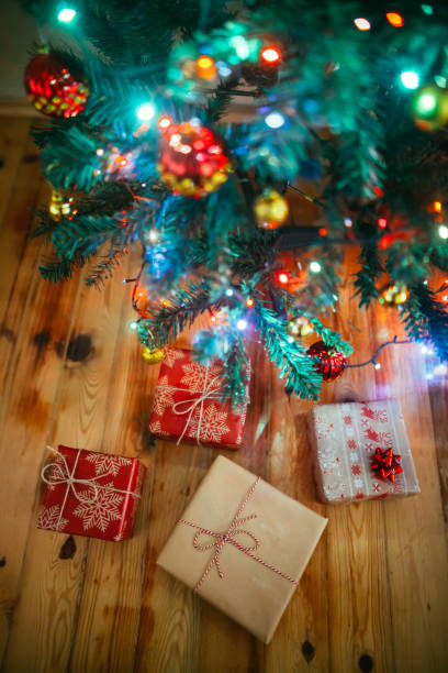 istock Christmas tree and holidays present on wooden flat 879011428