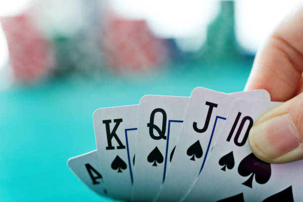 kobieta ręka odsłaniając royal flush - cards poker king card green zdjęcia i obrazy z banku zdjęć