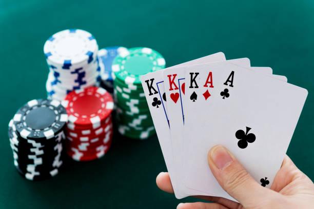 kobieta ręka trzyma asy i karty króla - cards poker king card green zdjęcia i obrazy z banku zdjęć