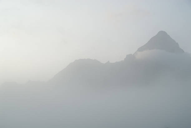stern, envelopado pela névoa da manhã - sonnenspitze - fotografias e filmes do acervo