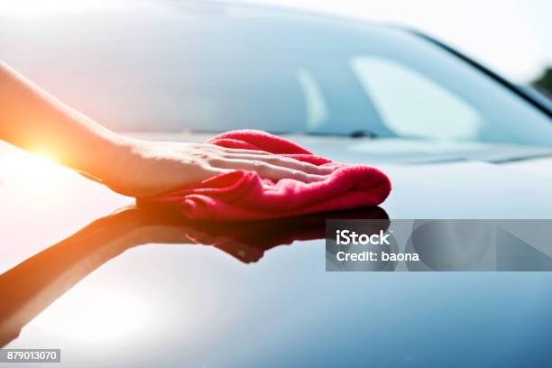 Frau Hand Trocknen Der Fahrzeughaube Mit Einem Roten Tuch Stockfoto und mehr Bilder von Auto