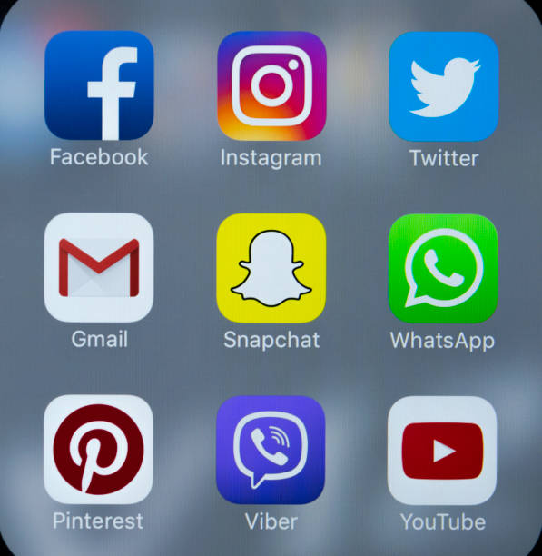 apple の iphone 7 アイコン ソーシャル メディア facebook instagram、twitter、画面上の snapchat アプリケーションの。タブレット コンピューターのライフ スタイル。ソーシャル メディア アプリを起動します。 - twitter iphone apple computers application software ストックフォトと画像