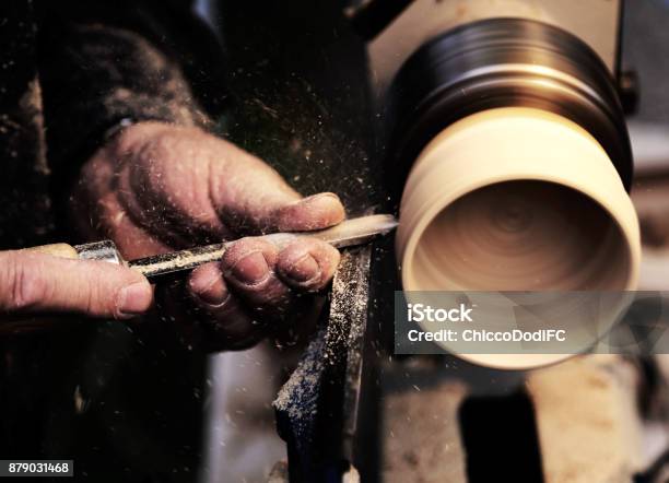 Photo libre de droit de Artisans Au Cours Des Travaux De La Pièce En Bois Dans Le Carpe banque d'images et plus d'images libres de droit de Copeaux