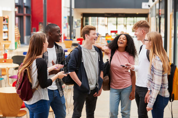 groupe d’étudiants de faire des rencontres sur l’espace commun du collège occupé - grand adolescent photos et images de collection