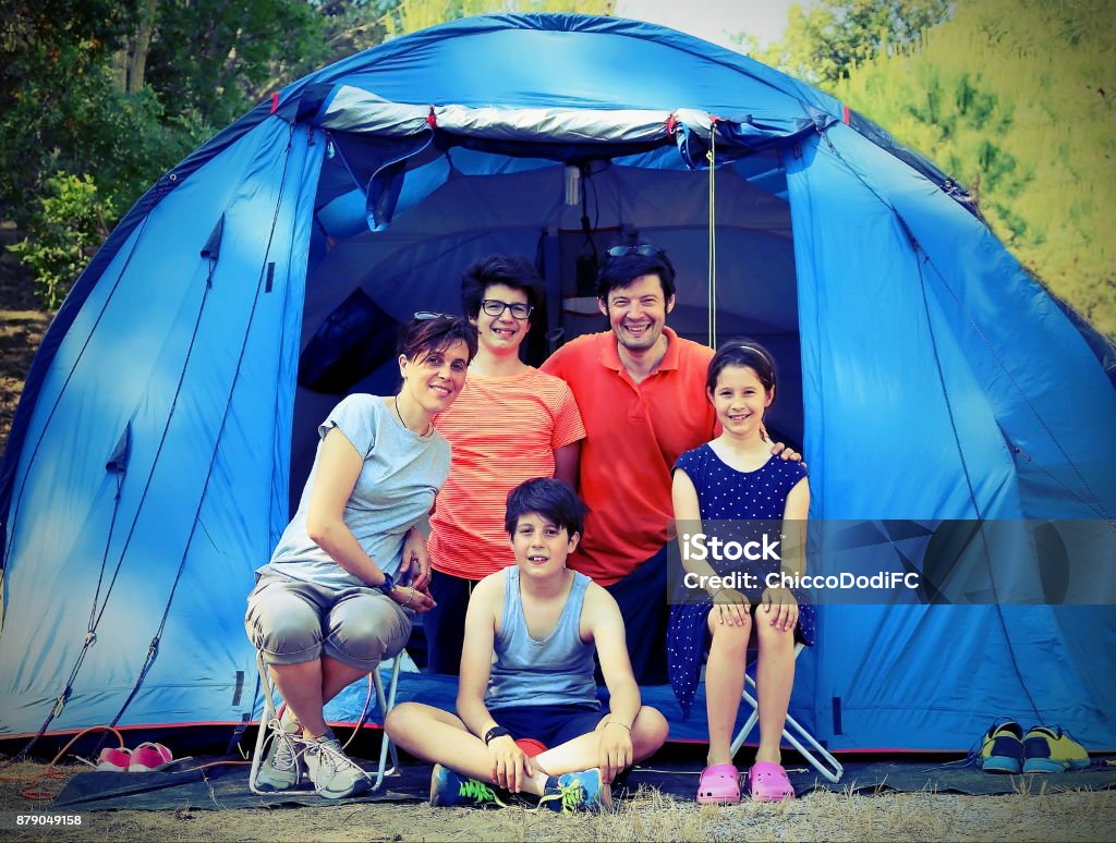 String string touw zwak Fiveperson Family With Three Children With Camping Tent Stock Photo -  Download Image Now - iStock
