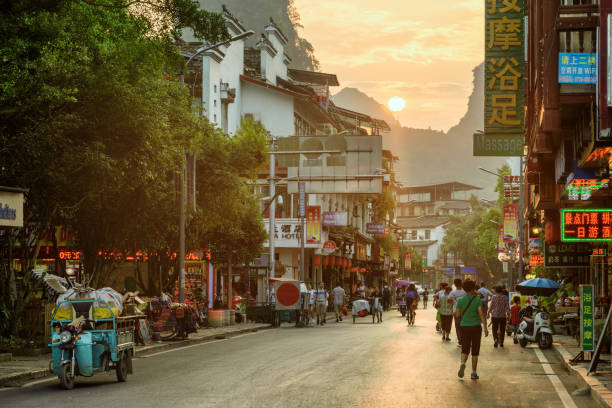 belle vue sur une rue, dans le comté de yangshuo, au coucher du soleil - yangshuo photos et images de collection