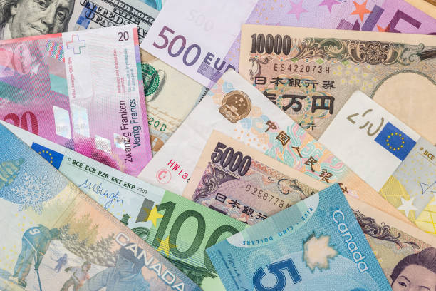 мировая валюта - американские доллары, европейский евро, швейцарский франк, китайский юань и японская иена - us currency us paper currency currency currency symbol стоковые фото и изображения