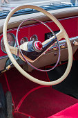 das-rad-eines-alten-retro-autos-mit-rotem-samt-polsterung-im-inneren.jpg?b=1&s=170x170&k=20&c=Sn8UORlT6SgUGaLHHqp6khdX-Efkw4aigez7xfrDRGY=