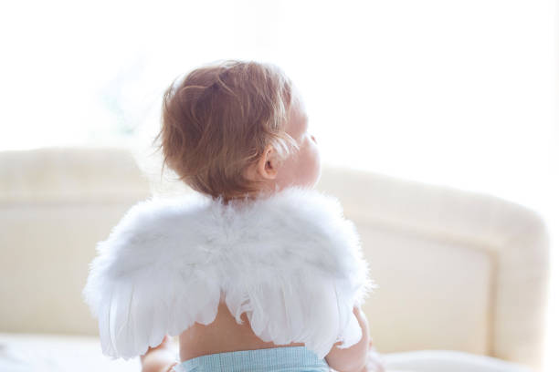 baby engel - engelenpak stockfoto's en -beelden