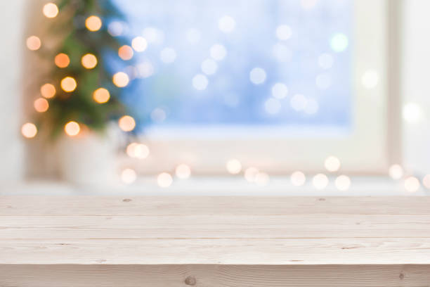 mesa de madera vacía delante de fondo de vacaciones de invierno borrosa - alféizar de la ventana fotografías e imágenes de stock