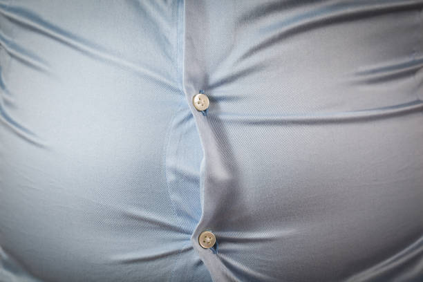 꽉 셔츠, 뚱뚱한 남자의 상체, 실패 한 다이어트와 다이어트 개념 음식을 잘못 먹고 클로즈업 - belly button 뉴스 사진 이미지