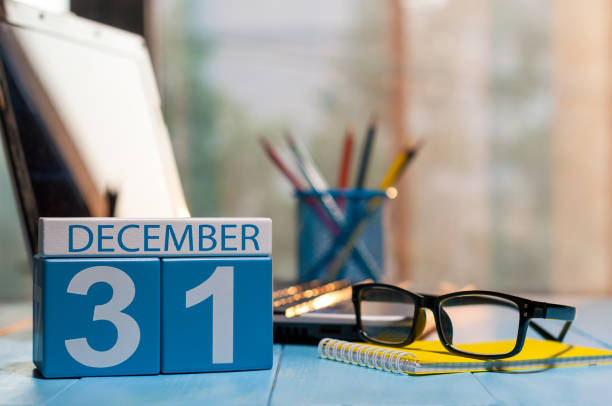 31 de diciembre. 31 día del mes calendario en el fondo del lugar de trabajo. año nuevo en el concepto de trabajo. horario de invierno. espacio vacío para el texto - capital letter fotos fotografías e imágenes de stock
