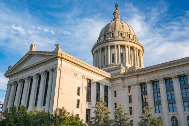 oklahoma state capital building - flag of oklahoma stock-fotos und bilder