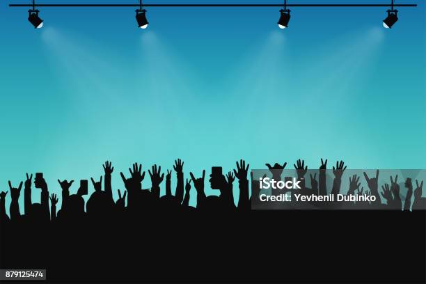 コンサートの群集人々 のシルエット別のジェスチャーと挙手でスマート フォンで手ステージ上のスポット ライト - ステージのベクターアート素材や画像を多数ご用意