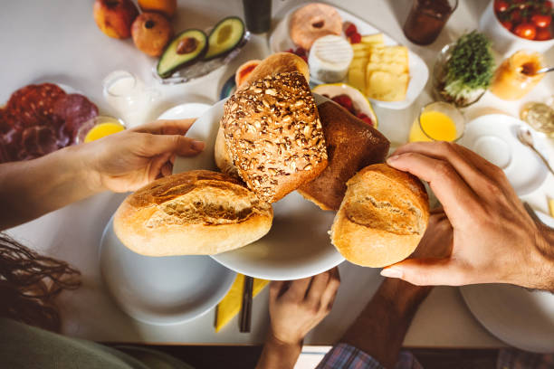 table du petit déjeuner avec assiette de petits pains - butter bread breakfast table photos et images de collection
