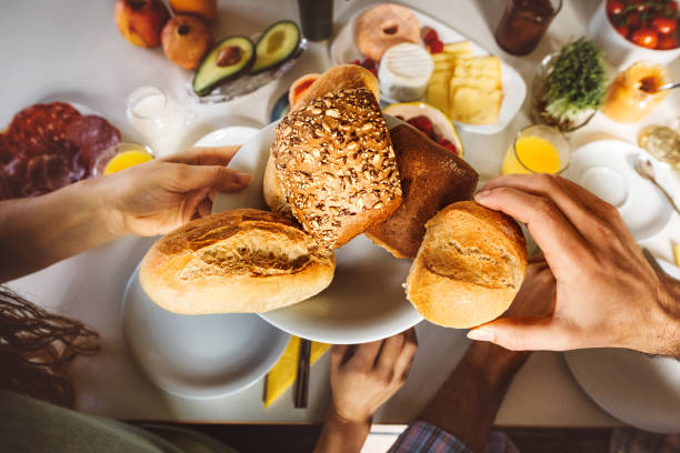 빵 빵 접시와 함께 아침 식사 테이블 - drink bread breakfast brown 뉴스 사진 이미지