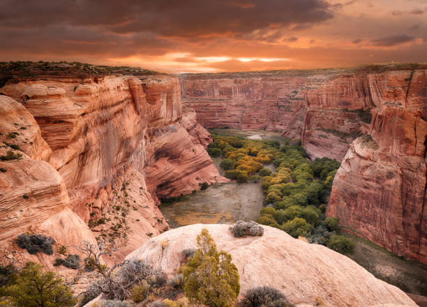 Sunrise at Canyon de Chelly Canyon de Chelly (pronounced Canyon de "Shay") National Monument is located in northern Arizona within the lands of the Navajo Nation. chinle arizona stock pictures, royalty-free photos & images