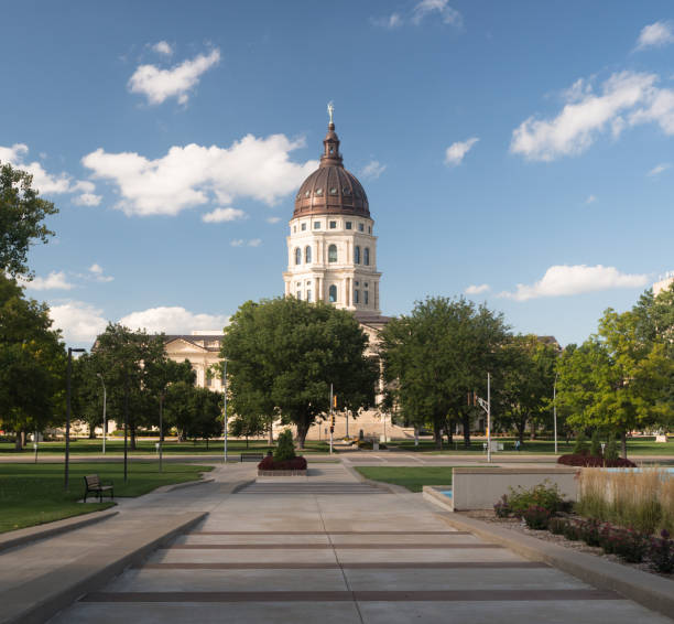 topeka kansas capitale capitol building downtown city skyline - kansas topeka state capital foto e immagini stock