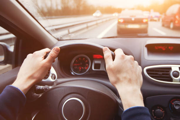 embouteillage, une voiture conduite sur autoroute, gros plan des mains - métier du transport photos et images de collection