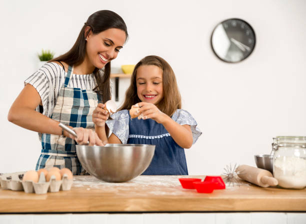 aprender a hornear - cake birthday domestic kitchen child fotografías e imágenes de stock