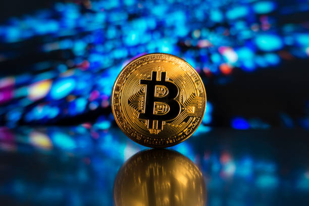 bitcoin sur une surface de lumière led technologique - iron mining photos et images de collection