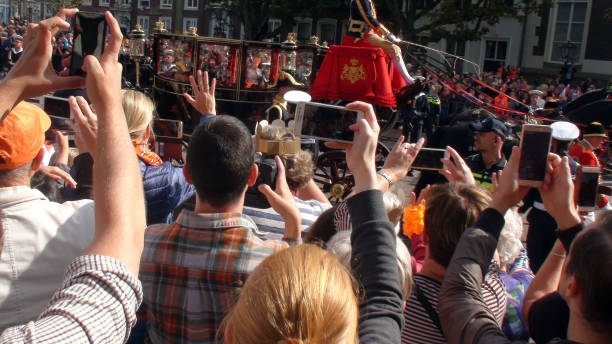 mensen groeten nederlandse leden van de koninklijke familie op prinsjesdag in den haag de nederland-europa - prinsjesdag stockfoto's en -beelden