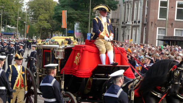 mensen op zoek, en nemen foto van leden van de nederlandse koninklijke familie die is zitten binnenkant glas vervoer tijdens prinsjesdag in de hague.the netherlands.europe - prinsjesdag stockfoto's en -beelden