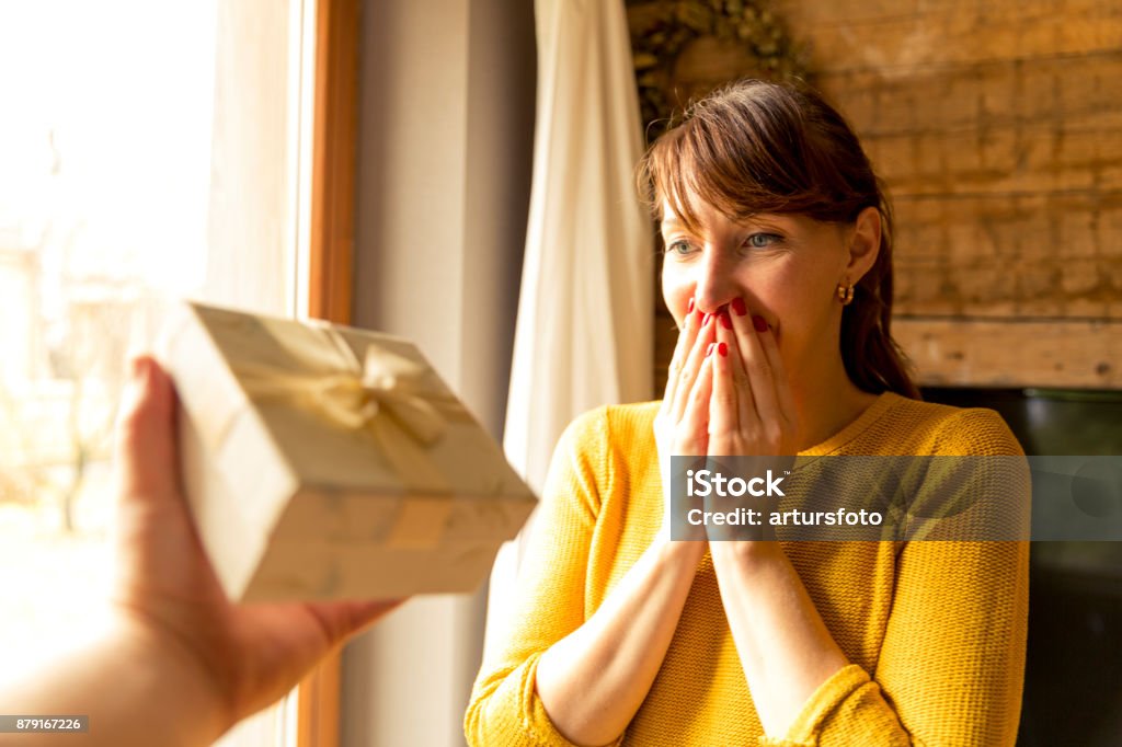 glückliche Frau Mann an einem Fenster ein Geschenk erhalten - Lizenzfrei Geschenk Stock-Foto