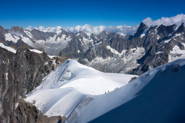 cresta de montanha - courmayeur european alps mont blanc mountain - fotografias e filmes do acervo