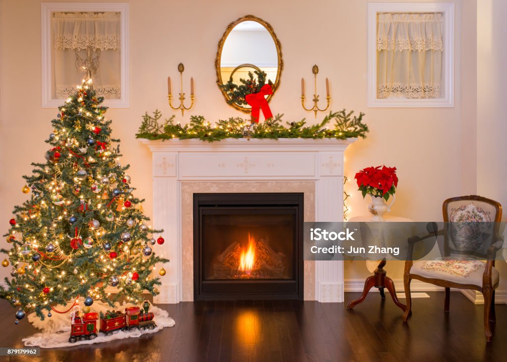 Dekorasi Natal Perapian Perapian Kamar Keluarga Dengan Dekorasi Natal Foto Stok - Unduh Gambar Sekarang - Natal - Hari libur nasional, Perapian - Fitur bangunan, Rak di atas tungku penghangat - iStock