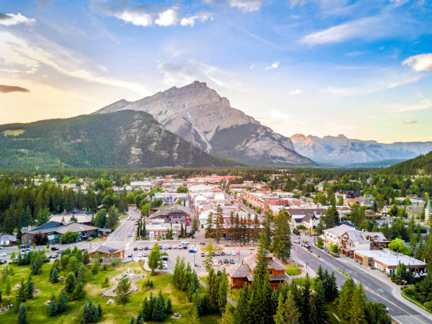 ロッキー山脈、アルバータ州、カナダのバンフの驚くべき都市の景観 - banff ストックフォトと画像