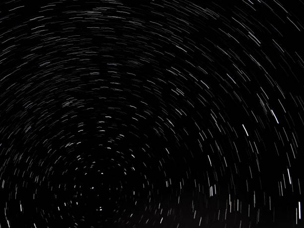 senderos de estrellas en una noche muy oscura. - star trail clear sky tranquil scene circle fotografías e imágenes de stock